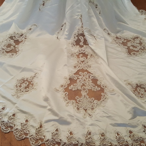 Cream beaded wedding dress - Picture 6 of 8